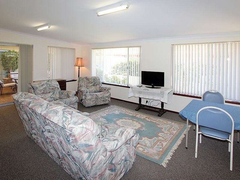 1/4 Oversby Street, Halls Head WA 6210