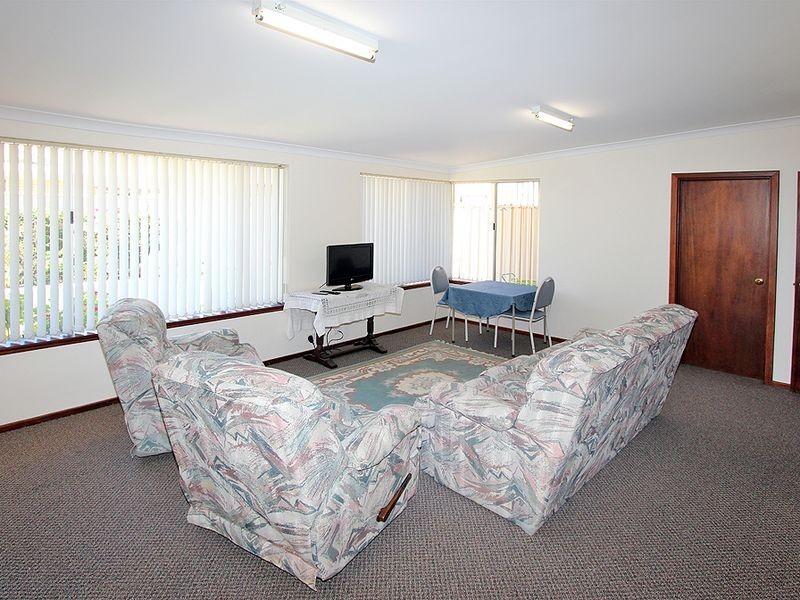 1/4 Oversby Street, Halls Head WA 6210