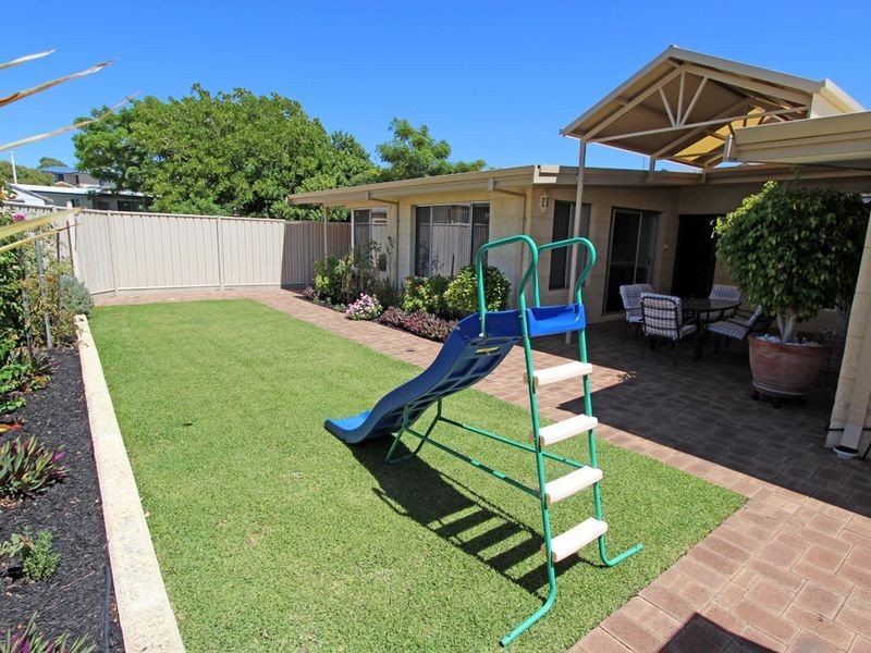1/4 Oversby Street, Halls Head WA 6210