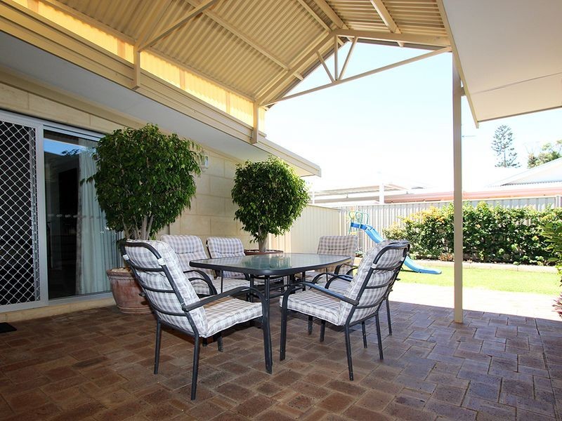 1/4 Oversby Street, Halls Head WA 6210