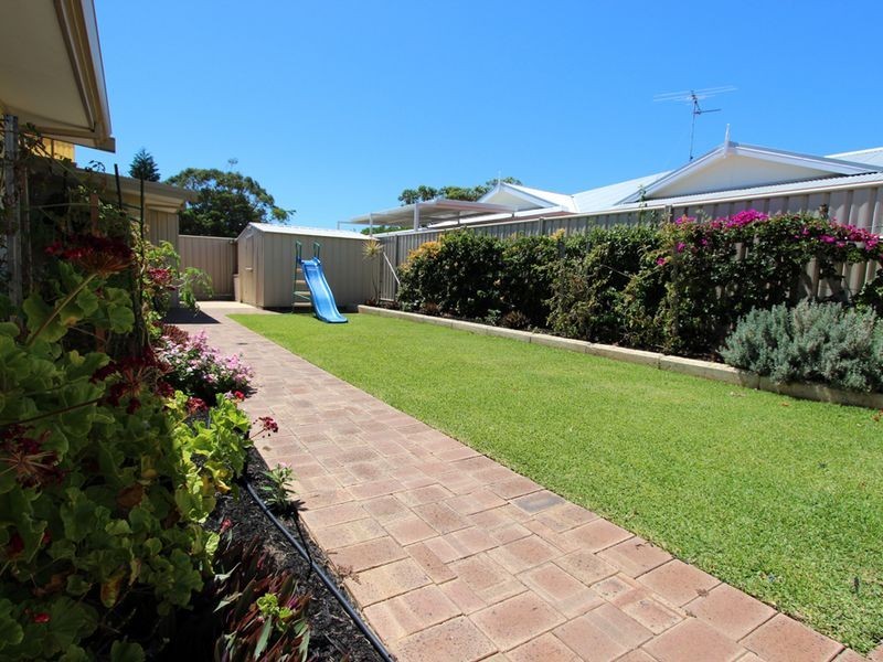 1/4 Oversby Street, Halls Head WA 6210