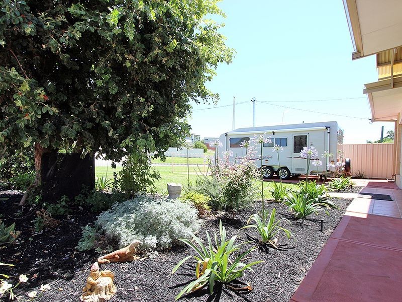 1/4 Oversby Street, Halls Head WA 6210