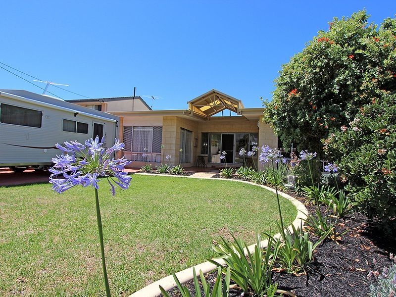 1/4 Oversby Street, Halls Head WA 6210