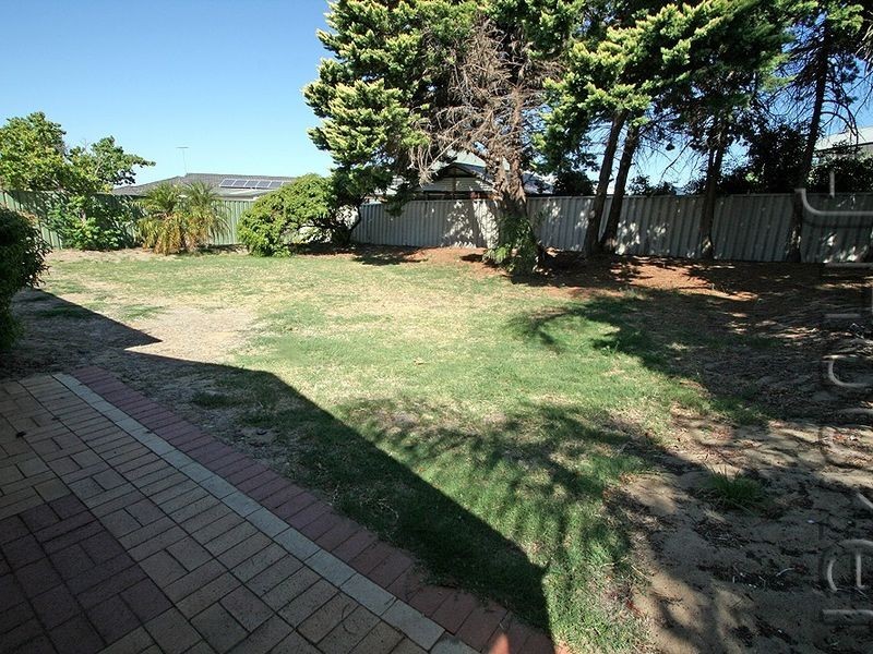 26 Floribunda Avenue, Halls Head WA 6210