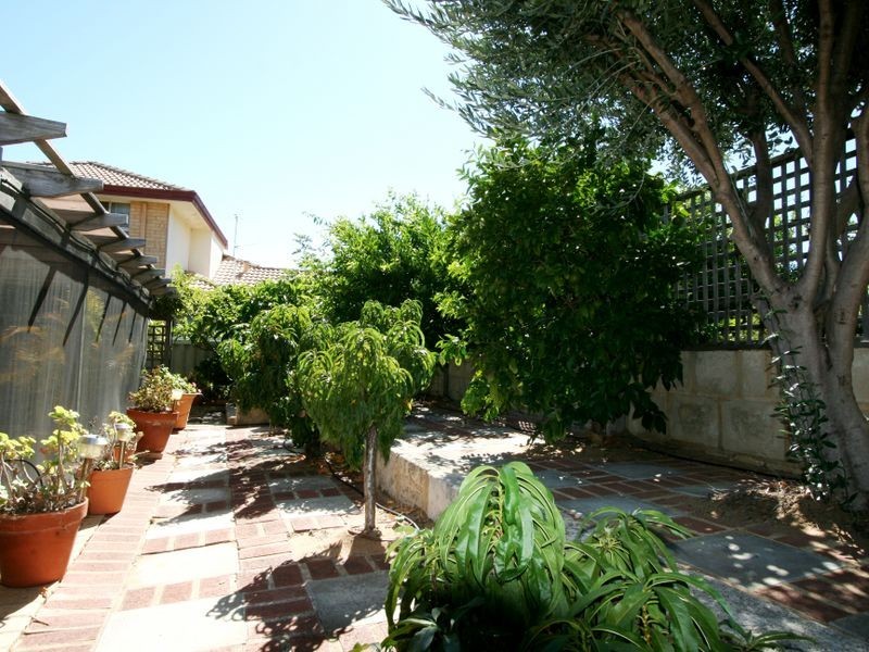25A Janis Street, Halls Head WA 6210