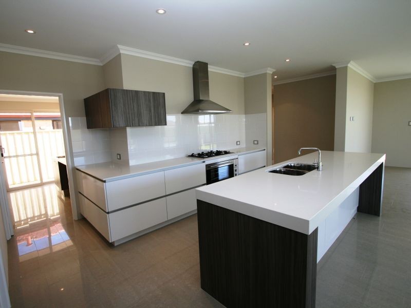 11 Loretta Parkway, Lakelands WA 6180