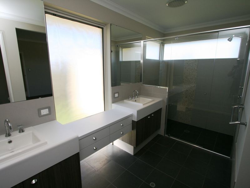 11 Loretta Parkway, Lakelands WA 6180