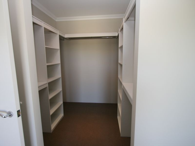 11 Loretta Parkway, Lakelands WA 6180