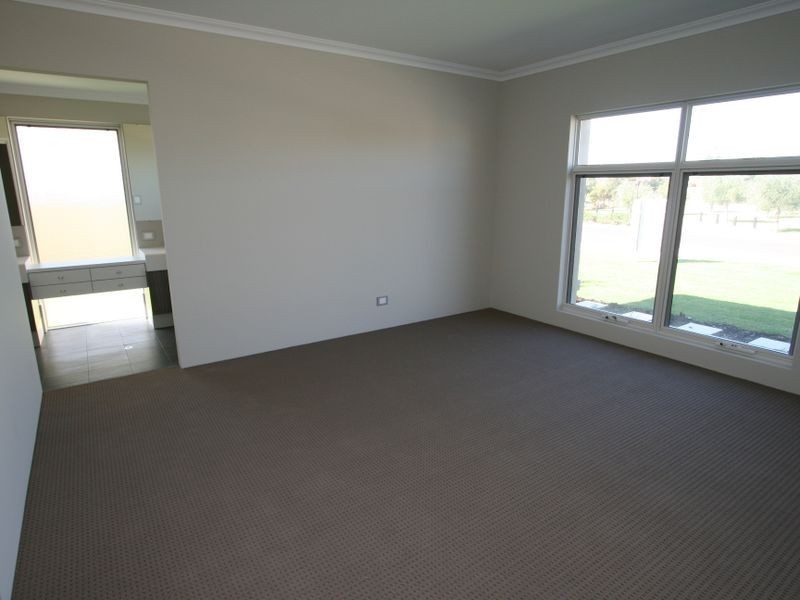 11 Loretta Parkway, Lakelands WA 6180