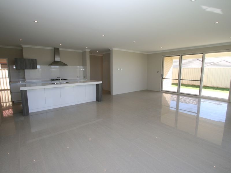 11 Loretta Parkway, Lakelands WA 6180