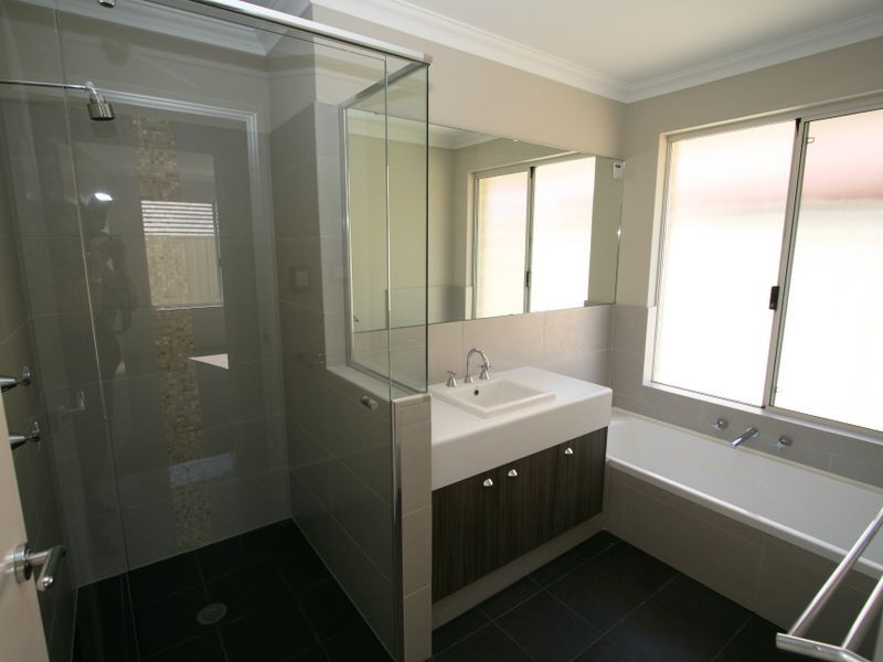 11 Loretta Parkway, Lakelands WA 6180