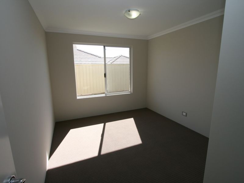 11 Loretta Parkway, Lakelands WA 6180