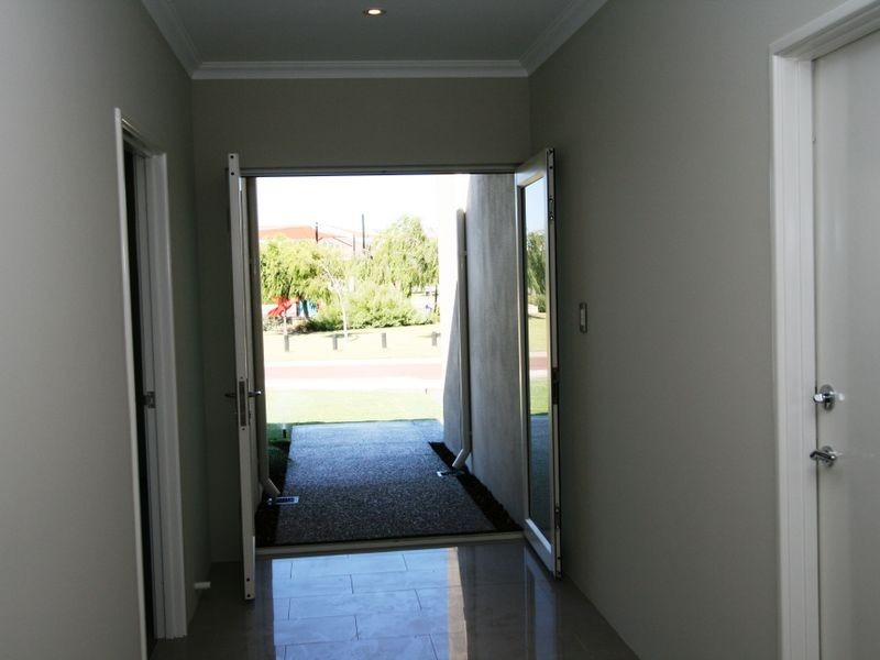 11 Loretta Parkway, Lakelands WA 6180