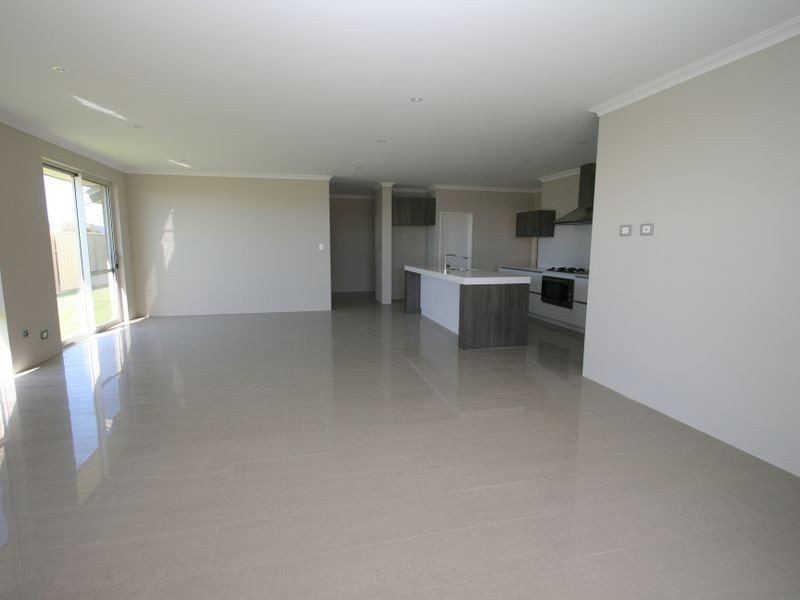 11 Loretta Parkway, Lakelands WA 6180