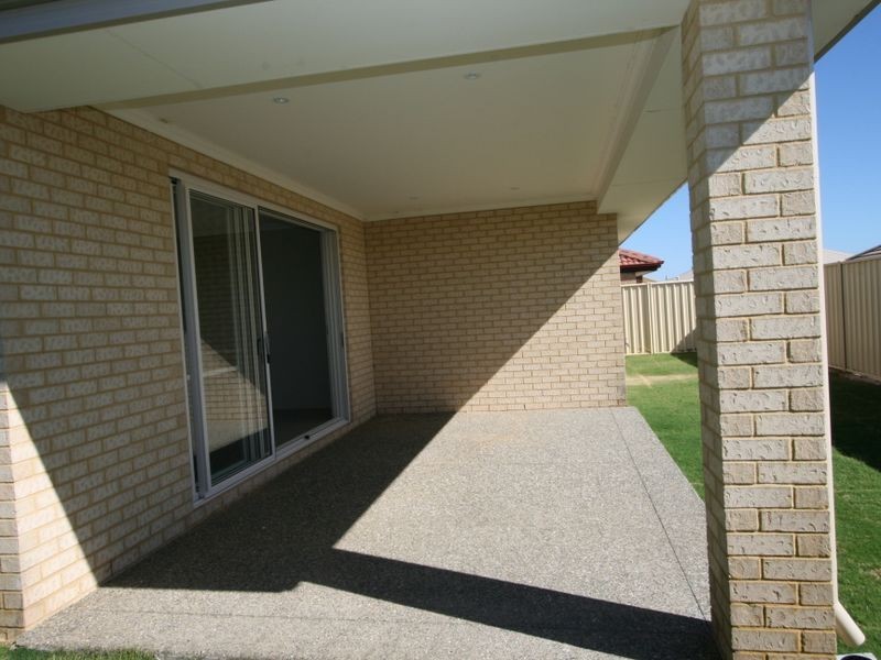 11 Loretta Parkway, Lakelands WA 6180