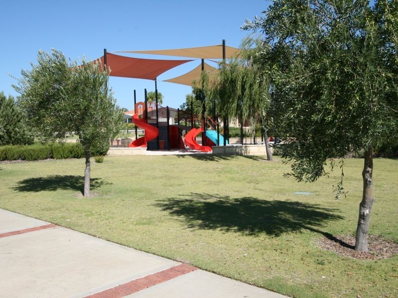 11 Loretta Parkway, Lakelands WA 6180