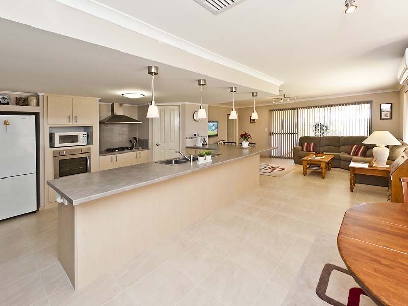 4 Burrill Rest, Lakelands WA 6180