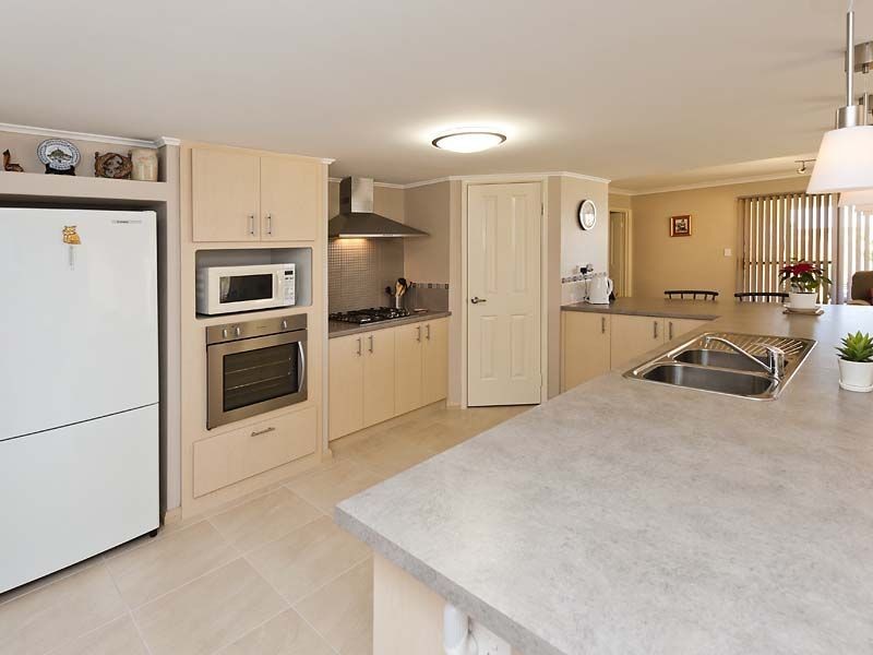 4 Burrill Rest, Lakelands WA 6180