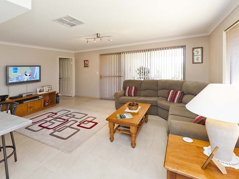 4 Burrill Rest, Lakelands WA 6180