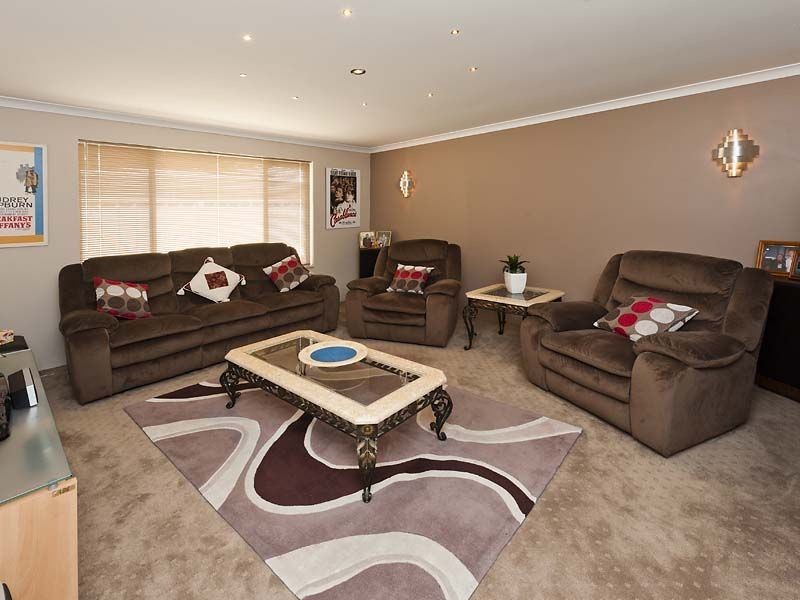 4 Burrill Rest, Lakelands WA 6180