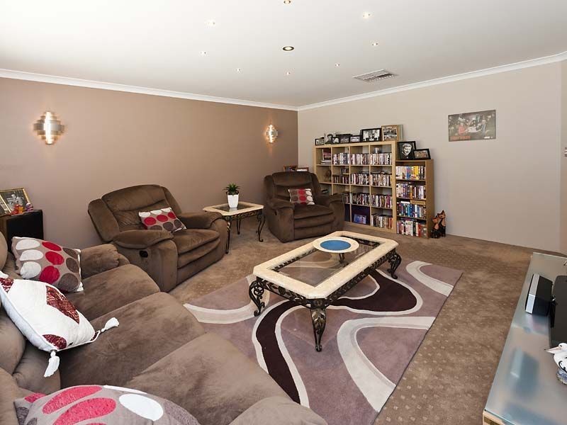 4 Burrill Rest, Lakelands WA 6180