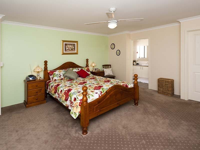 4 Burrill Rest, Lakelands WA 6180