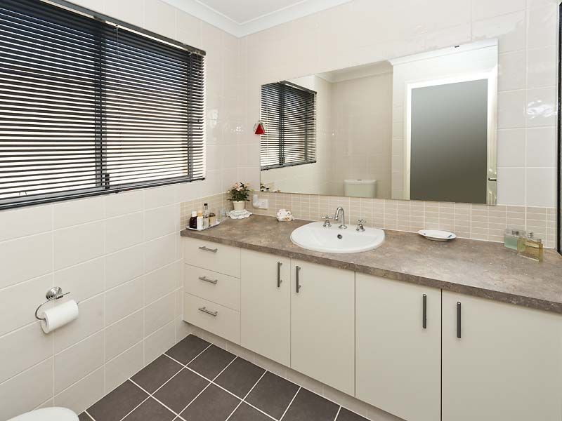 4 Burrill Rest, Lakelands WA 6180