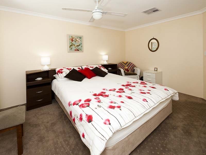 4 Burrill Rest, Lakelands WA 6180
