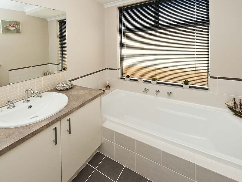 4 Burrill Rest, Lakelands WA 6180