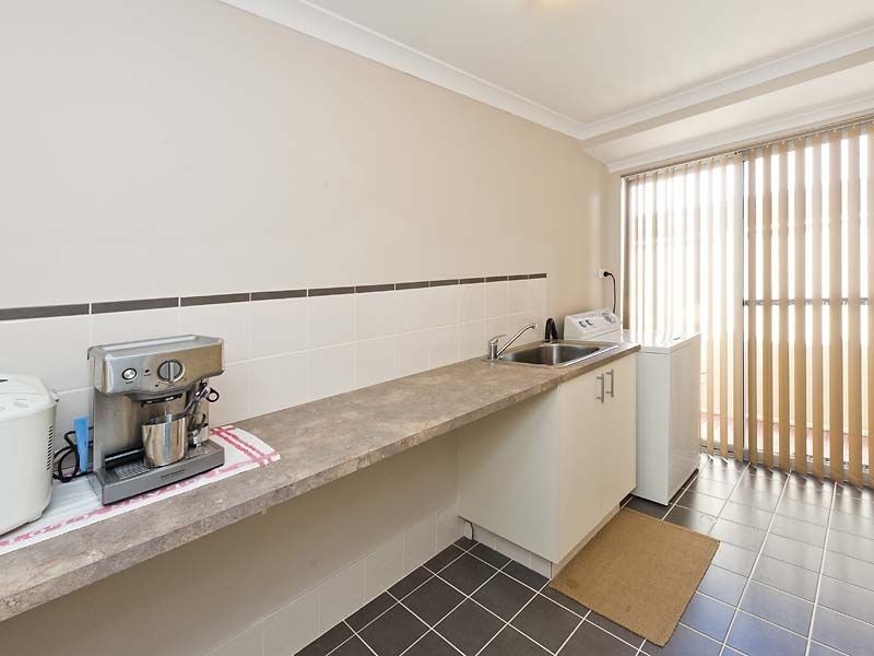 4 Burrill Rest, Lakelands WA 6180