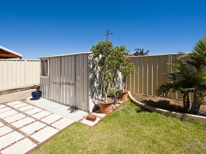 4 Burrill Rest, Lakelands WA 6180