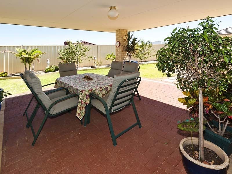 4 Burrill Rest, Lakelands WA 6180