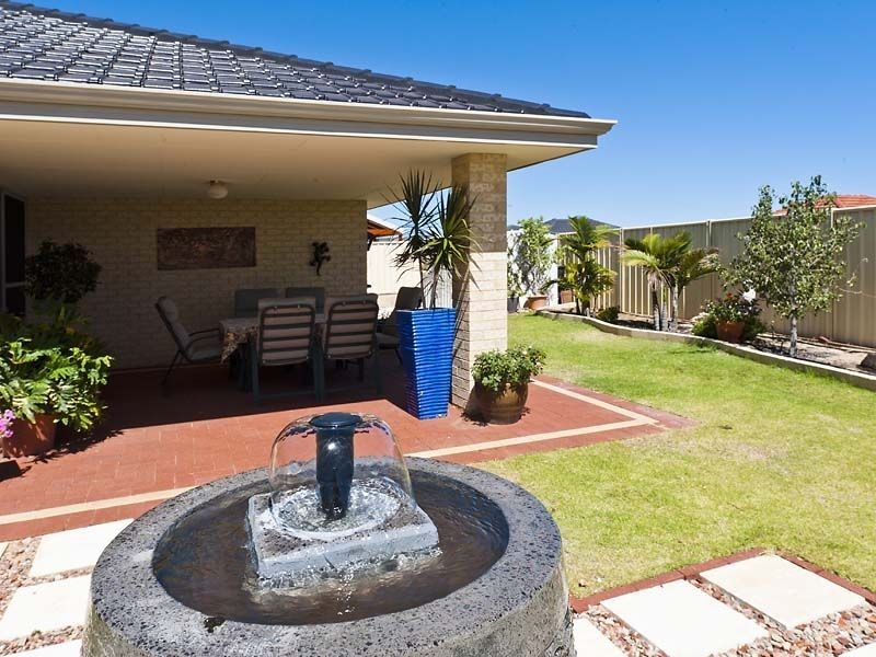 4 Burrill Rest, Lakelands WA 6180