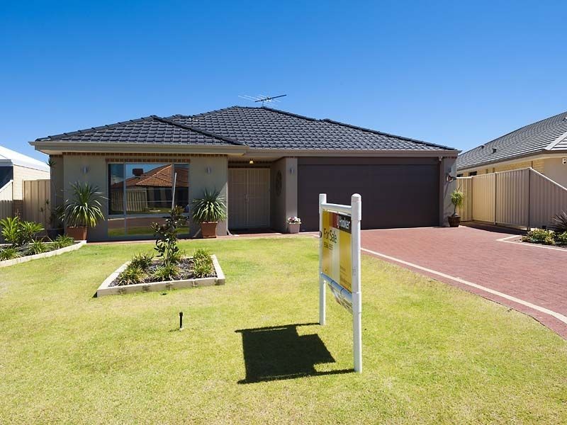 4 Burrill Rest, Lakelands WA 6180