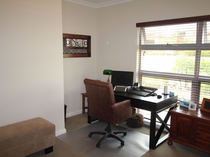 16 Hibbertia Follow, Halls Head WA 6210