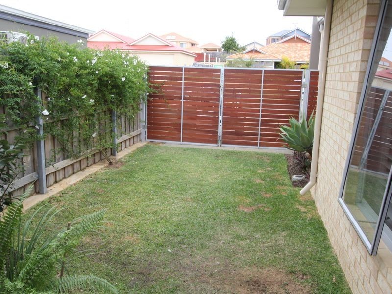 16 Hibbertia Follow, Halls Head WA 6210