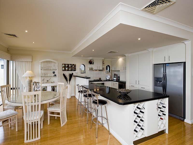 8 Syrenka Turn, Halls Head WA 6210