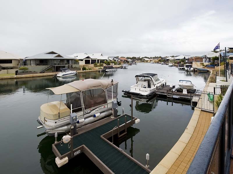 8 Syrenka Turn, Halls Head WA 6210