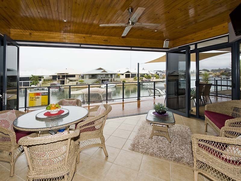8 Syrenka Turn, Halls Head WA 6210