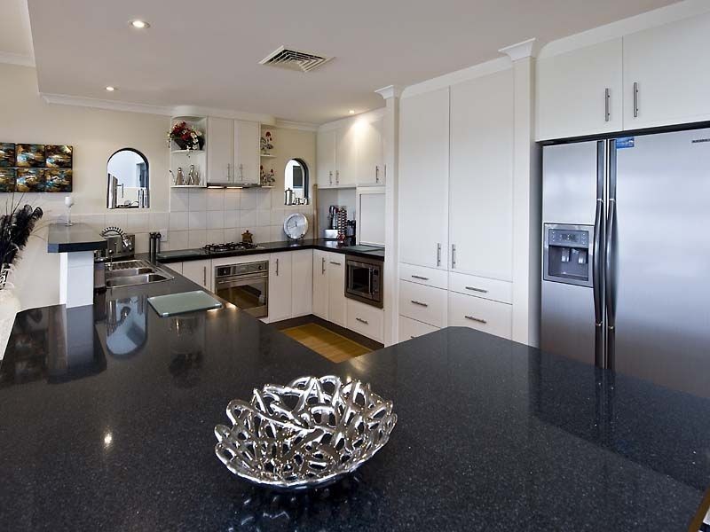 8 Syrenka Turn, Halls Head WA 6210