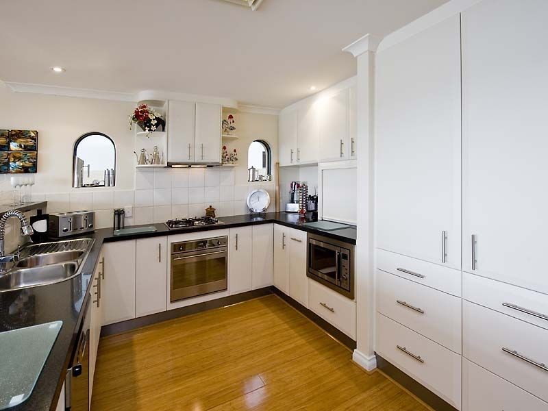 8 Syrenka Turn, Halls Head WA 6210