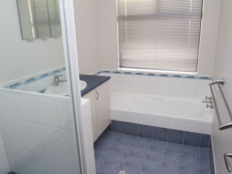 6 Royston Way, Lakelands WA 6180