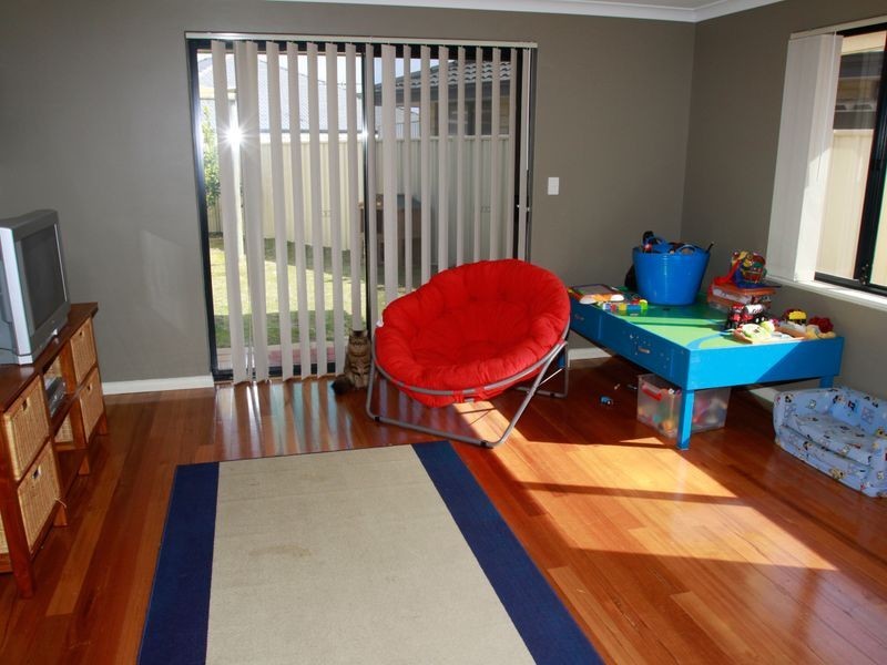 6 Royston Way, Lakelands WA 6180