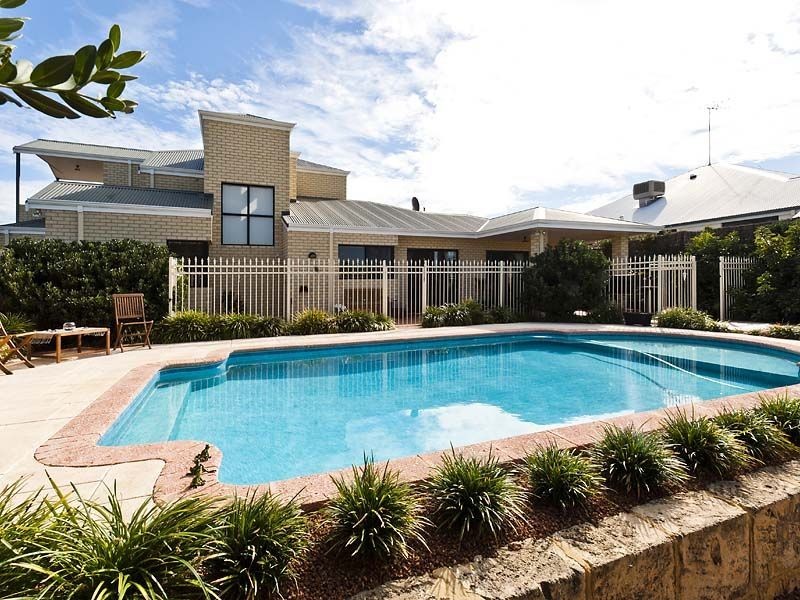 17 Calypso Road, Halls Head WA 6210