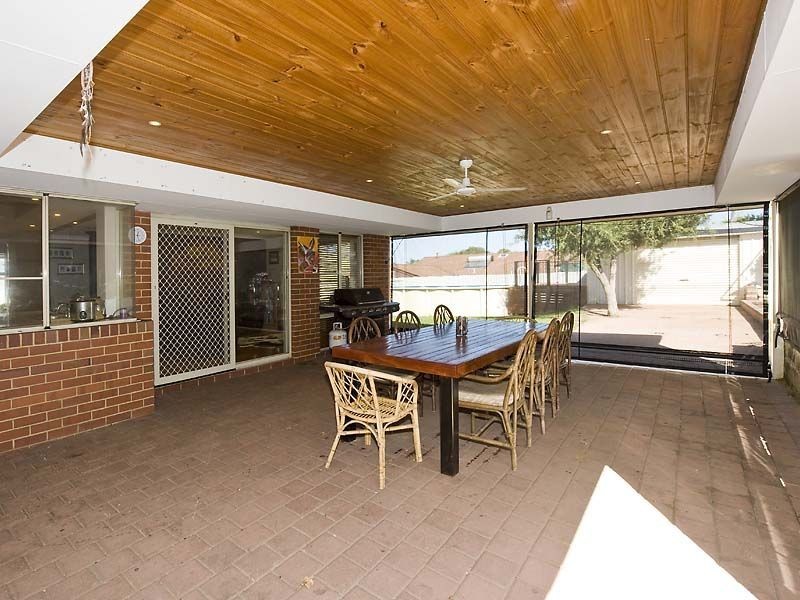 14 Satinash Retreat, Halls Head WA 6210