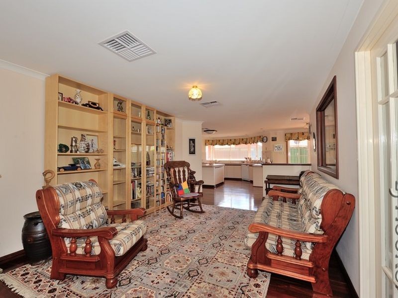 9 Penda Close, Halls Head WA 6210