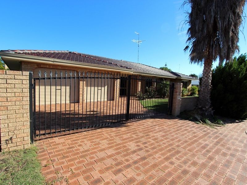 1 Clipper Way, Halls Head WA 6210