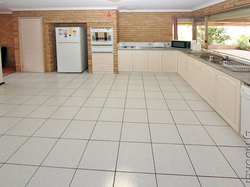 1 Clipper Way, Halls Head WA 6210