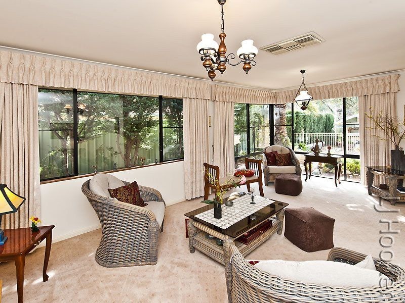 22 Paradise Circuit, Halls Head WA 6210