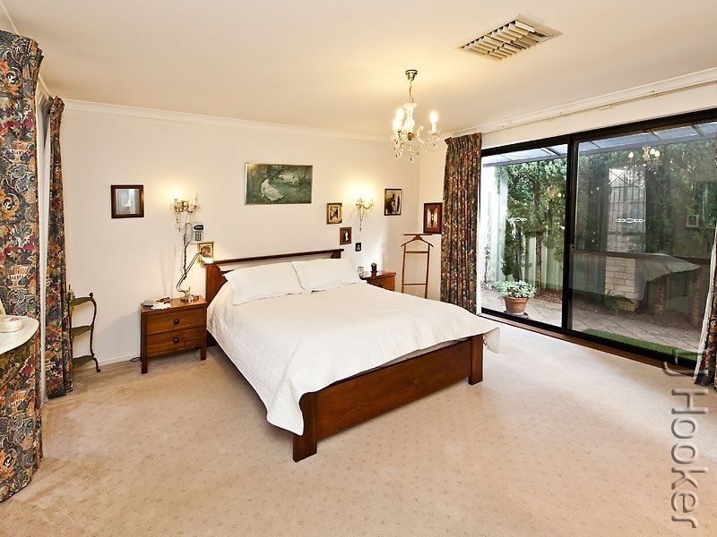 22 Paradise Circuit, Halls Head WA 6210